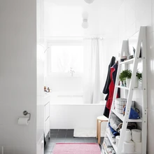 Päevavalgust tulvil aknaga vannituba on ruumikas ja reibas.