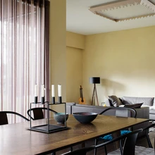 Söögitoolid pärinevad Vitra, elutoadiivanid Ligne Roset’ valikust, valgustid on Eesti päritolu (4Room ja Aita Teigar).