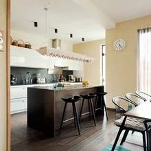 Moodne etnomustriga vineerist valgusti on sisearhitekt Aita Teigari kavandatud.