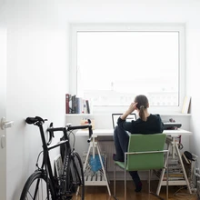 Suure aknaga kabinetis saab segamatult tööd teha ja avarat vaadet imetledes mõtteid koondada.