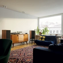 Valged seinad on hea lõuend fotodele, graafilistele lehtedele, postritele ja rahulik taust värvilisele mööblile.