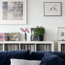 Valged seinad on hea lõuend fotodele, graafilistele lehtedele, postritele ja rahulik taust värvilisele mööblile.