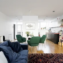 Põhja suunas avaneb väike rõdu ja vaated rahulikku sisehoovi. Köögisisustus pärineb korteri eelmiselt omanikult.