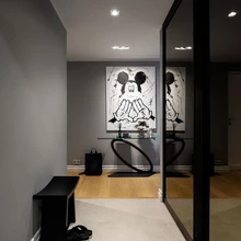 Korterisse sisenedes tervitab saabujat koduperemehe ja Martin Saare ühiselt loodud maal.