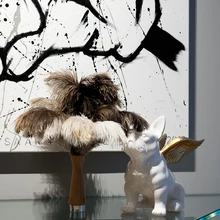 Korterisse sisenedes tervitab saabujat koduperemehe ja Martin Saare ühiselt loodud maal.