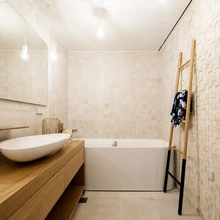 Avarasse vannituppa valiti mahedad loodustoonid ja naturaalsed materjalid.