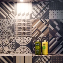 Esimese korruse duširuumi valiti mustrilised seinaplaadid Patricia Urquiola loodud kollektsioonist Azulej (tootja Mutina).