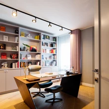 Kabineti rahulik tonaalsus toetab süvenemist.