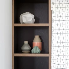 Äsja valminud interjööri on väikesed detailid – aksessuaarid, raamatud jm – alles lisandumas.