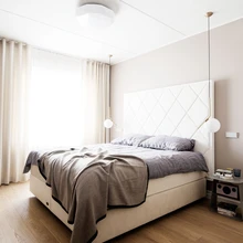 Magamistoa voodi kõrge voodipeats on valminud erilahendusena sisearhitekti jooniste järgi.