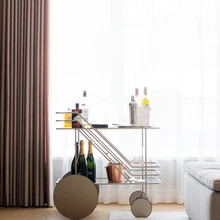 Serveerimislaud on kasutusel väikese baarikapina.