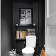 Suurima muutuse läbis tualettruum, mille seinad värviti erinevalt ülejäänud valgest korterist tumehalliks. Aktsendi lisab industriaalne Philipsi valgusti, mis pärineb 1970ndatest.