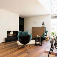 Avarasse söögituppa kavandati lakoonilise vormiga kamin ja selle ette õdus istumisnurk, kus troonivad B&B mugavad tugitoolid Husk.