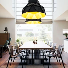 Renoveerimise käigus asendati kivipõrandad tumeda tammeparketiga ja klaastrepp puidust astmetega. Mustvalges koloriidis köögimööbli on valmistanud Kalla Mööbel, söögitoasisustus on tuntud disainerite – Patricia Urquiola, Konstantin Grcici jt – looming.