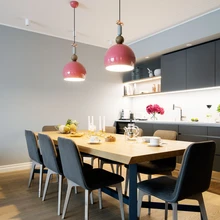 Köögisaare asemel on avatud ruumis suur ja toekas laud. Valgustid Bon Ton pärinevad firmalt Torremato. Köök on tellitud salongist Idema.