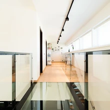 Teise korruse trepigalerii sai klaasist põranda, mis toob ruumi vaheldust ja õhulisust.