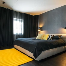 Vanemate magamistuba on elegantselt mustades toonides. «Nii musta magamistuba polegi ma varem teinud,» märgib sisearhitekt Mari Koger. Tumedaid toone, põnevaid mustreid ja faktuure on kombineeritud ka magamistoa kõrval olevas vannitoas.