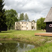 Peamaja lähistel paikneb terrassiga saun, mida saab kasutada ka külalistemajana. Tiigis elutsevad valged amuurid, kes hoiavad veesilma kinni kasvamast. Saunamaja põhiline viimistlusmaterjal on puit, mida kohtab interjööris erineval kujul.