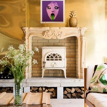 Saunamaja põhiline viimistlusmaterjal on puit, mida kohtab interjööris erineval kujul. Kamina kohal, messingplaatidega kaetud seinal ripub Moa Bartlingi litograafia. Vastasseinas on vanadest aknaraamidest tehtud sisustustaies.