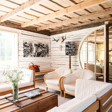 Saunamaja põhiline viimistlusmaterjal on puit, mida kohtab interjööris erineval kujul. Kamina kohal, messingplaatidega kaetud seinal ripub Moa Bartlingi litograafia. Vastasseinas on vanadest aknaraamidest tehtud sisustustaies.