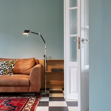 Viiteid ajaloolisele interjöörile annavad nii kõrged klaasitud uksed kui ka musta-valgeruuduline põrand.