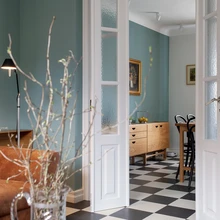 Interjööri värvid ja materjalid toetavad maja algset olemust ja seovad selle moodsa eluga.