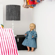 Vanemate magamistoas maja teisel korrusel on kujunduse läbivaks teemaks triibud. Seinal nagis on Jokapoika unisex-särgid, mis on olnud Marimekko kollektsioonis juba alates 1956. aastast. Nende kohal troonib särgi autori Vuokko Eskolin-Nurmesniemi pilt.