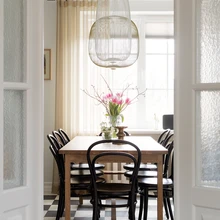 Sisustus on peamiselt moodsas võtmes. Söögituppa valiti Foscarini valgustid ja Warm Northi lihtne pikendatav laud.