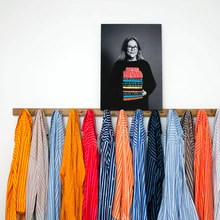 Vanemate magamistoas maja teisel korrusel on kujunduse läbivaks teemaks triibud. Seinal nagis on Jokapoika unisex-särgid, mis on olnud Marimekko kollektsioonis juba alates 1956. aastast. Nende kohal troonib särgi autori Vuokko Eskolin-Nurmesniemi pilt.