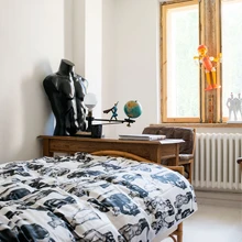 Teise korruse magamistuba on kujundatud humoorikalt maskuliinses võtmes. Voodipesu Fellows kuulub Finlaysoni kollektsiooni Tom of Finland.