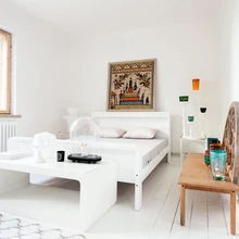 Kaunilt karge skandinaavialikus võtmes sisustatud tuba maja teisel korrusel.