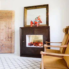 Vanast baarikapist on tehtud õdus kamin küünaldele. Kapi tagaseinas on messingplaat, millelt põlevad küünlaleegid ruumi peegelduvad.