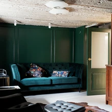 Keldrikorrusele sisustati ülejäänud interjöörist eristuv ajaveetmistuba. Siit pääseb ka saunaruumidesse.