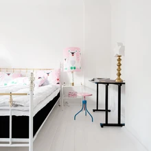 Teise korruse magamistubades on lõbusad Marimekko vooditekstiilid ja samast kangast lambikuplid.