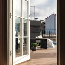 Külaliskorteri boonuseks on privaatne ja päikeseline terrass, kust avanevad võluvad vaated üle vanalinna katuste.