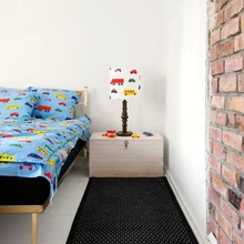 Teise korruse magamistubades on lõbusad Marimekko vooditekstiilid ja samast kangast lambikuplid.