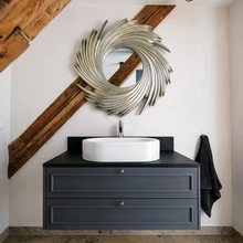 Erineva suuruse ja ilmega vannitubadesse valiti ühendava stiilielemendina uhked peeglid Hollandi firmalt Deknudt Mirrors.