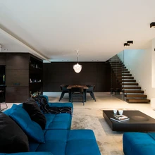 Modernistliku joonega villat läbib luksuslike tumedate puitseinte ning valgete värvitud ja heledate kivipindade kontrast.