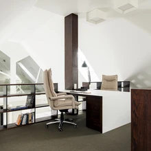 Interjööris on jäetud maja katusekalletest tulenev arhitektuurne vormimäng ja keerukus selgelt tajutavaks. Suurim ruum on avatud õhuruumiga köök-elutuba, millesse lõikub rõduna sisse teise korruse töötuba.