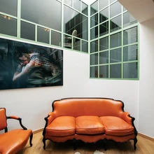 Tänu avatud katusealusele ning lisavalgust toovatele katuseakendele mõjub elutuba õhurikka ja helgena. Suur ruum kannab hästi välja massiivse nahkmööbli ning jässakale puutüvele toetuva klaasplaadiga diivanilaua.