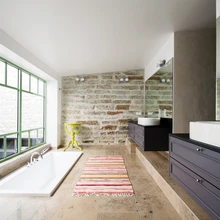 Seintel on Herkki Erich Merila fotod. Vanni ning siseaknaga vannituba on korteri neljast vannitoast suurim; kahe valamuploki vahelt pääseb veel eraldi garderoobiruumi.