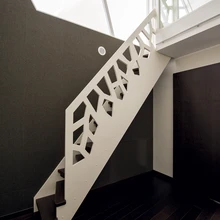 Trepipiirdes kordub interjööri ühtse teemana läbiv hulknurga motiiv. Pikk söögilaud ja toolid pärinevad BoConcepti valikust.