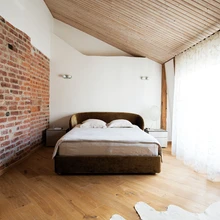 Väiksematesse tubadesse sisustati magamistoad. Voodi pärineb Itaalia tootjalt Flou. Garderoobikapid lasti valmistada kohalikus Eesti mööblikojas.