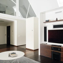 Tume põrand ja arhitektuurne konfiguratsioon nõudsid enda kõrvale heledaid ning valgust peegeldavaid seinu ja sisustust.