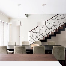 Trepipiirdes kordub interjööri ühtse teemana läbiv hulknurga motiiv. Pikk söögilaud ja toolid pärinevad BoConcepti valikust.