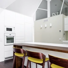 Tume põrand ja arhitektuurne konfiguratsioon nõudsid enda kõrvale heledaid ning valgust peegeldavaid seinu ja sisustust.