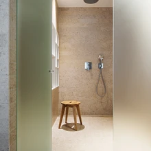 Esimesel korrusel asuv saunaruum demonstreerib väärikate materjalide minimalistlikku kooslust.