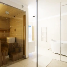 Sauna eesruumis on kasutatud erinevaid materjale, mis loovad kauni kombinatsiooni.