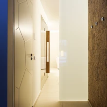 Elutoa kõrval asub avar ja õhuline vannituba, kust pääseb ka terrassile.