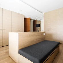 Ülakorrusele jäävad peale magamistubade vannitoad, kabinet ja iga perenaise unistus – tõeliselt ruumikas aknaga garderoobituba.